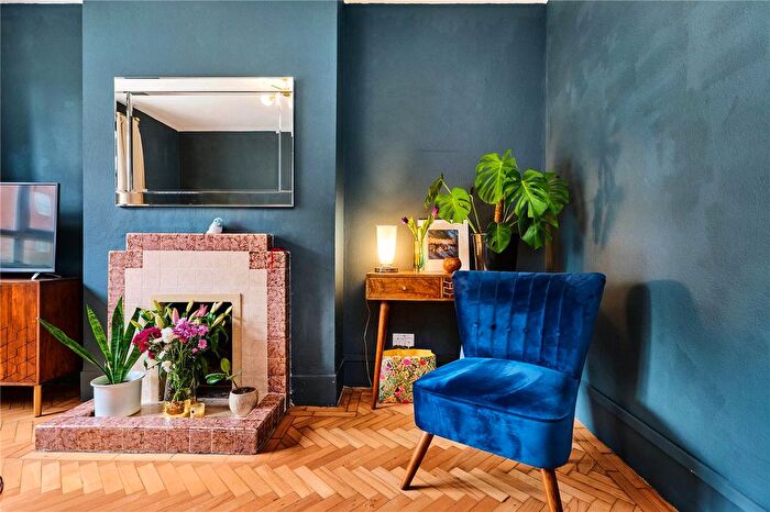 3 Bedroom Flat For Sale In Triangle Place, London, SW4
