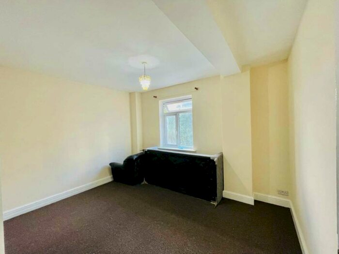 2 Bedroom Flat To Rent In High Street, Plaistow, E13