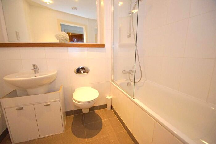 2 Bedroom Flat For Sale In Skyline, St Peters Square, LS9