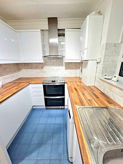 2 Bedroom Flat To Rent In Garratt Lane, London, SW18