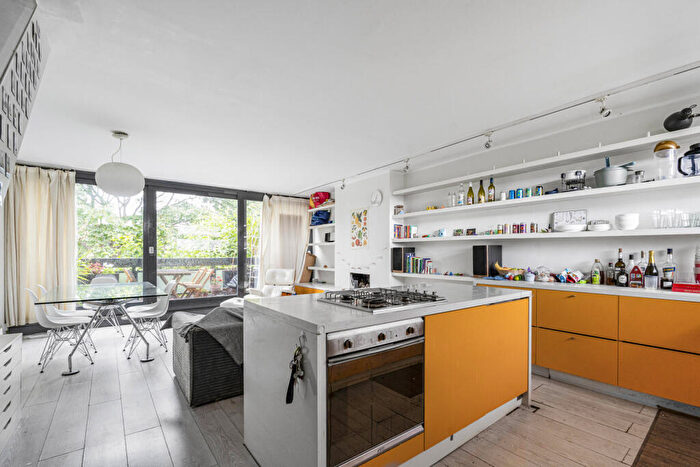 3 Bedroom Apartment To Rent In Westbridge Road, London, SW11
