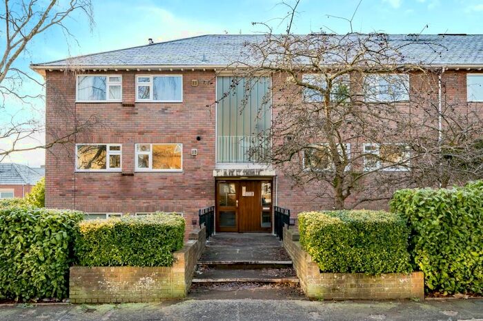 2 Bedroom Flat To Rent In High Wycombe, Buckinghamshire, HP13