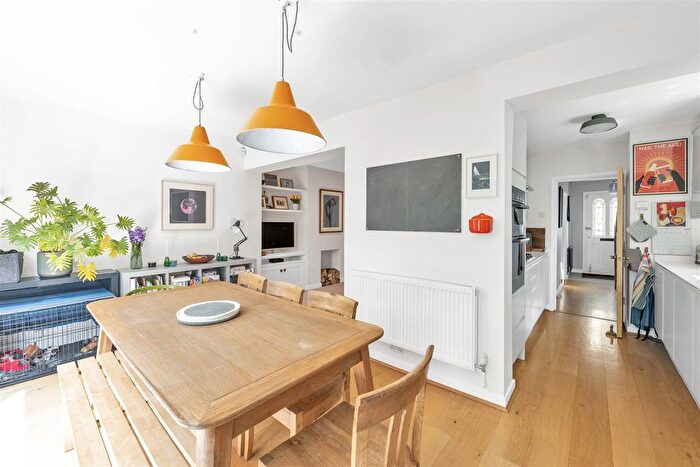4 Bedroom Semi-Detached House For Sale In Barnfield Road, Harpenden, AL5