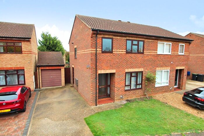 3 Bedroom Semi Detached House For Sale In Waverley Avenue, Sandy, Bedfordshire, SG19