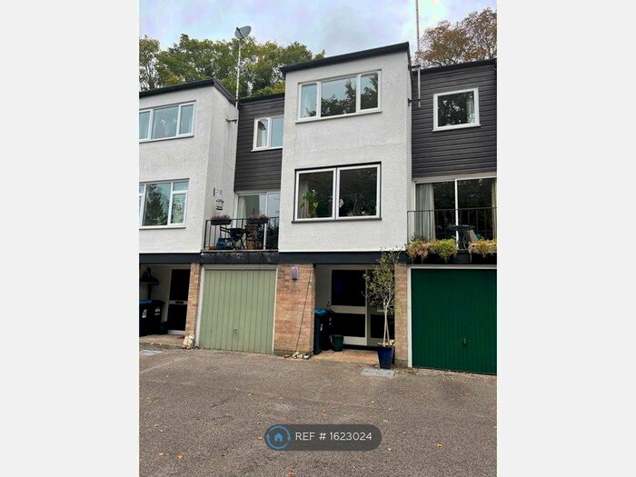 3 Bedroom Terraced House To Rent In Beechwood, Caterham, CR3