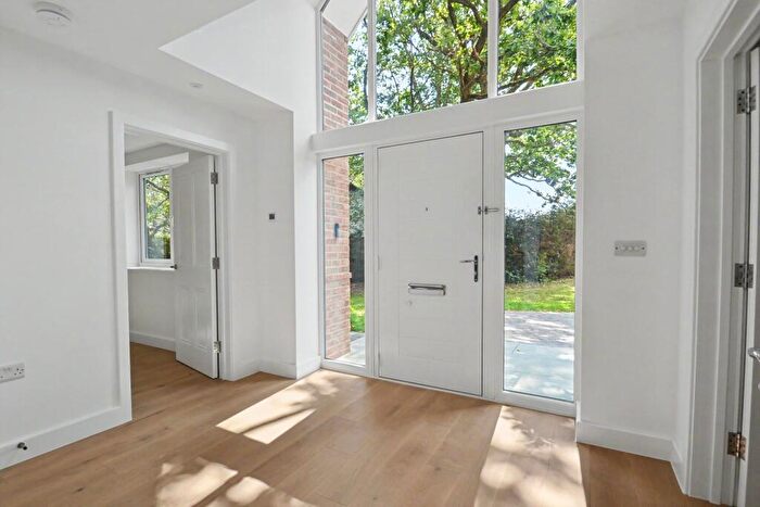 3 Bedroom Detached House For Sale In Broadstone, BH18 - Photo 2