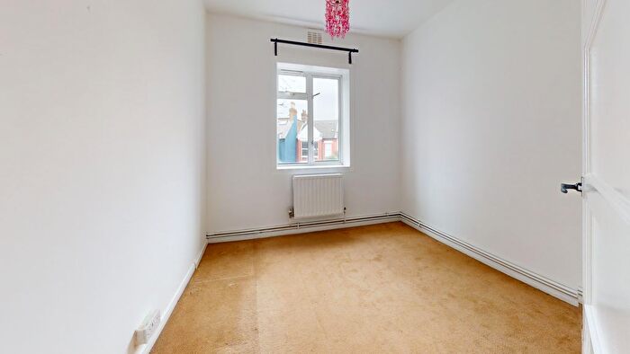 3 Bedroom Flat To Rent In Gap Road, London, SW19