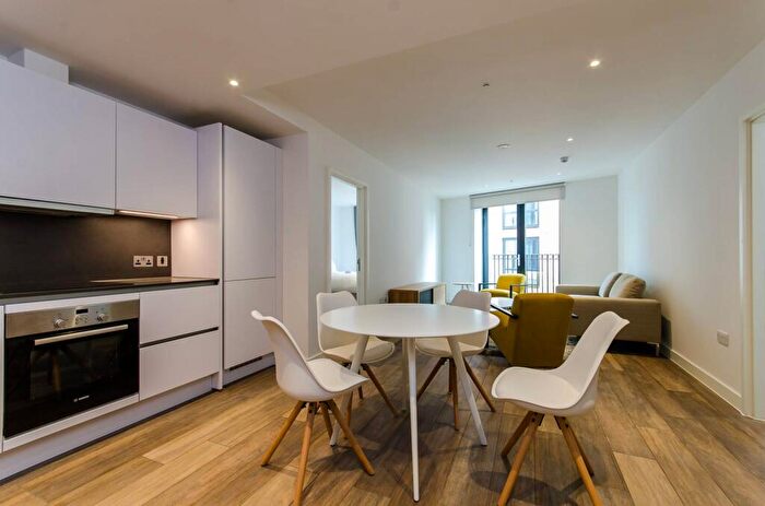 2 Bedroom Flat To Rent In Three Colts Lane, Bethnal Green, London, E2