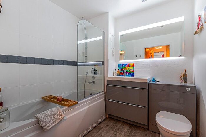 2 Bedroom Flat For Sale In Ferry Court, Cardiff, CF11