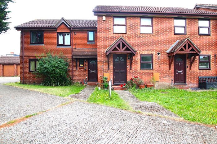 2 Bedroom Terraced House To Rent In Waterfield Gardens, London, SE25