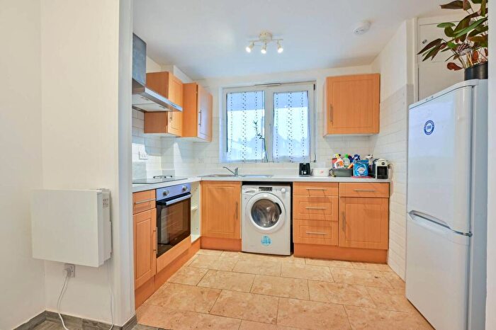 2 Bedroom Flat To Rent In Kinglake Street, Elephant And Castle, London, SE17