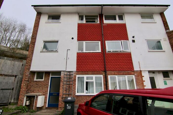 5 Bedroom Semi-Detached House To Rent In Guildford, GU2