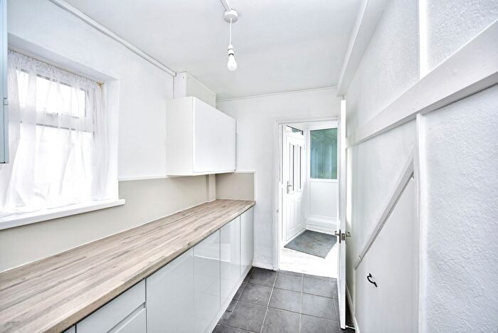 3 Bedroom End Of Terrace House For Sale In Highland Road, Maidstone, Kent, ME15 - Photo 5