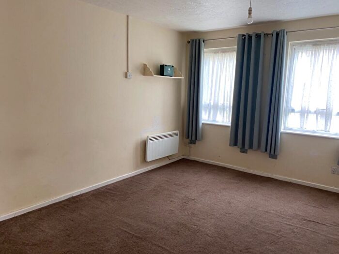 Studio To Rent In Cygnus Gardens, Dibden, Southampton, SO45