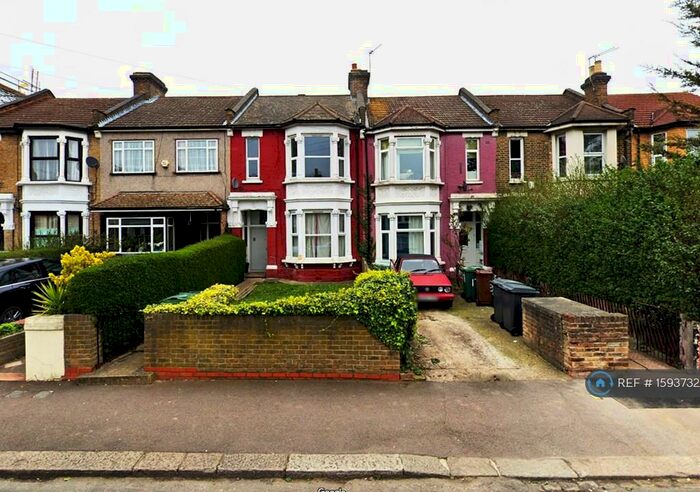 2 Bedroom Flat To Rent In Top Floor, London, E11