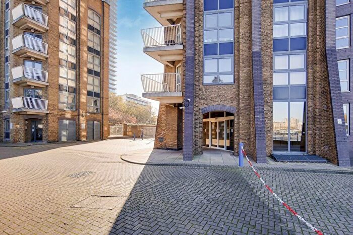2 Bedroom Flat To Rent In Cascades Tower, Canary Wharf, London, E14