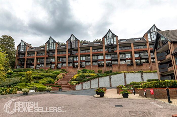 3 Bedroom Apartment For Sale In Sealand Court, Esplanade, Rochester, Kent, ME1