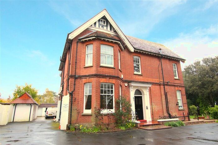 2 Bedroom Flat To Rent In Grand Avenue, Worthing, West Sussex, BN11