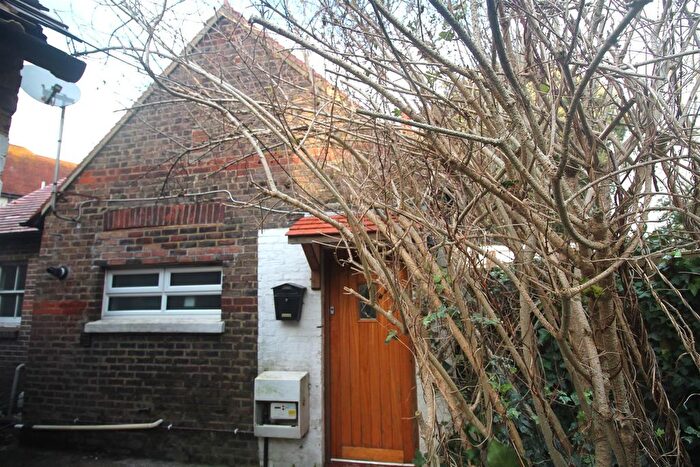 1 Bedroom Detached Bungalow To Rent In Wykeham Road, Worthing, West Sussex, BN11