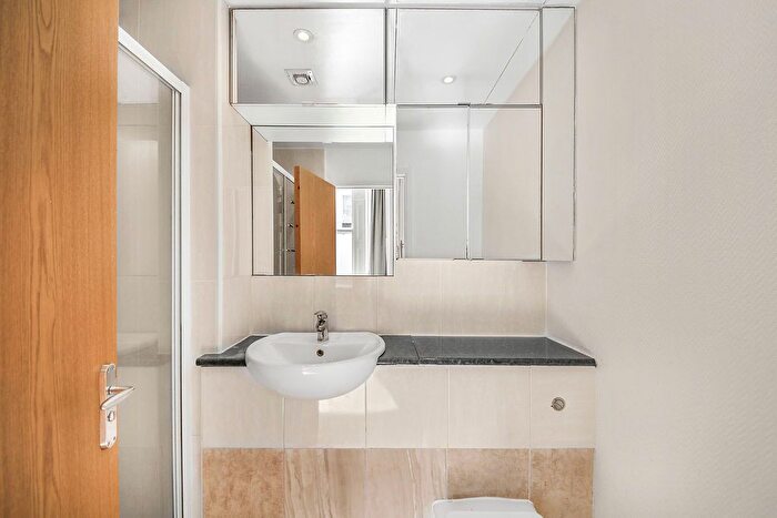 2 Bedroom Flat To Rent In Arundel Gardens, London, W11