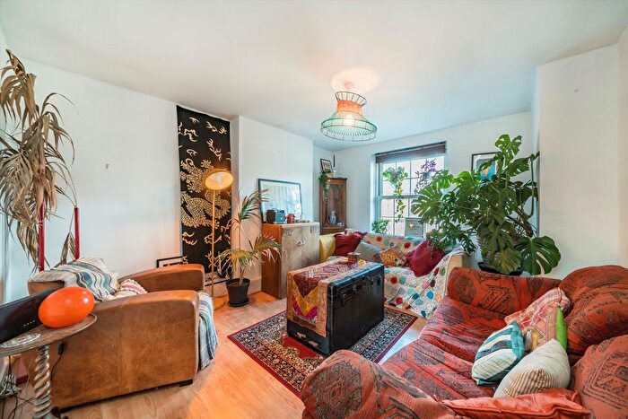 2 Bedroom Flat To Rent In Kingsgate House, Oval, SW9