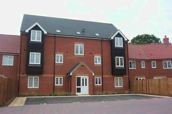 2 Bedroom Flat To Rent In Kestrels Mead, Tadley, RG26