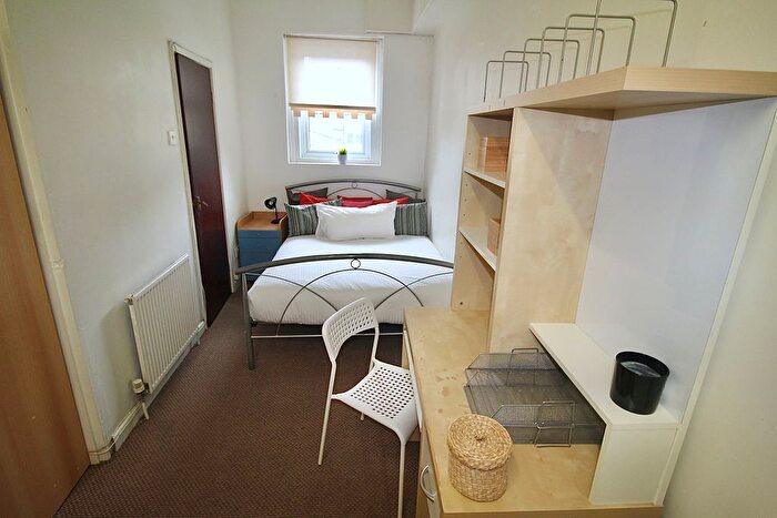 1 Bedroom Studio To Rent In Flat, Kelso Road, LS2