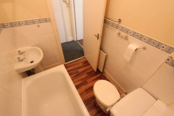 2 Bedroom Flat To Rent In North End Road, London, W14