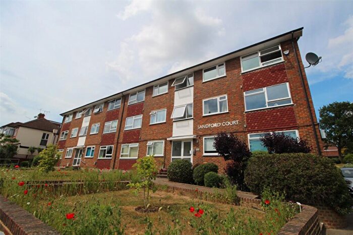 2 Bedroom Apartment For Sale In Bosworth Road, Barnet, Hertfordshire, EN5