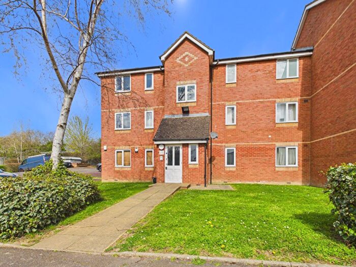 2 Bedroom Flat For Sale In Lovegrove Drive, Slough, Berkshire, SL2