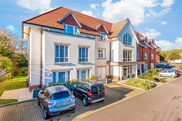 2 Bedroom Flat For Sale In Rowhill Road, Swanley, Kent, BR8