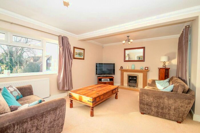 3 Bedroom Detached House To Rent In Twelve Acre Close, Leatherhead KT23