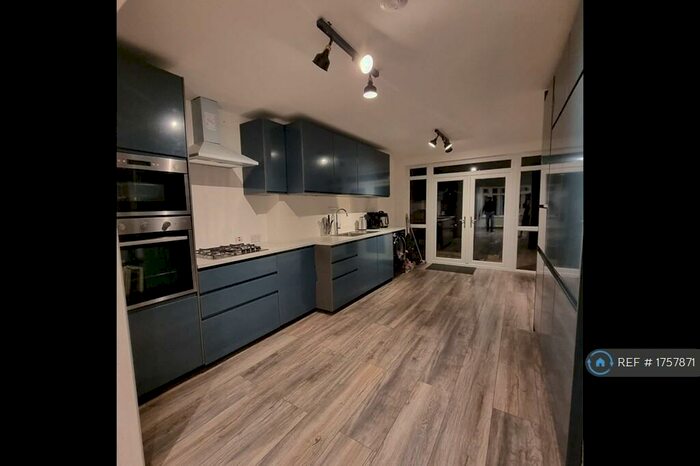 3 Bedroom Semi-Detached House To Rent In Ilchester Road, Dagenham, RM8