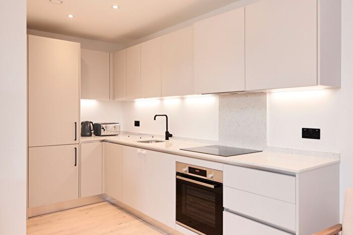 3 Bedroom Flat To Rent In Station Road, SW19