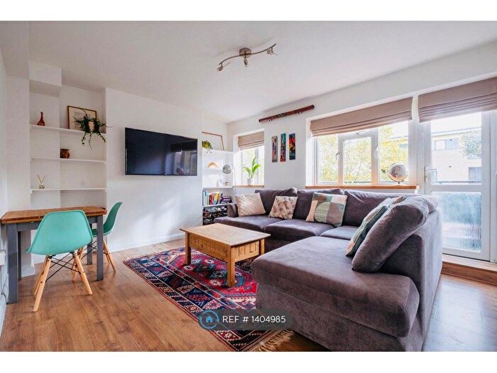 2 Bedroom Flat To Rent In Crompton House, London, SE1