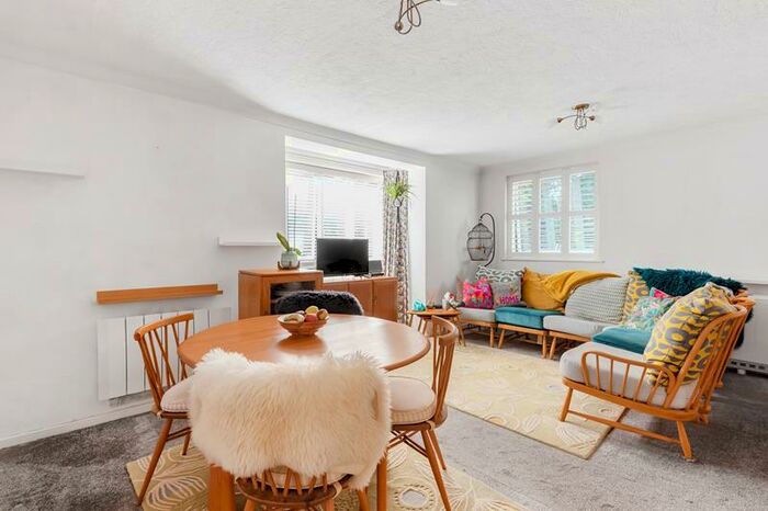 1 Bedroom Flat To Rent In Troon Court, Cardwell Crescent, SL5