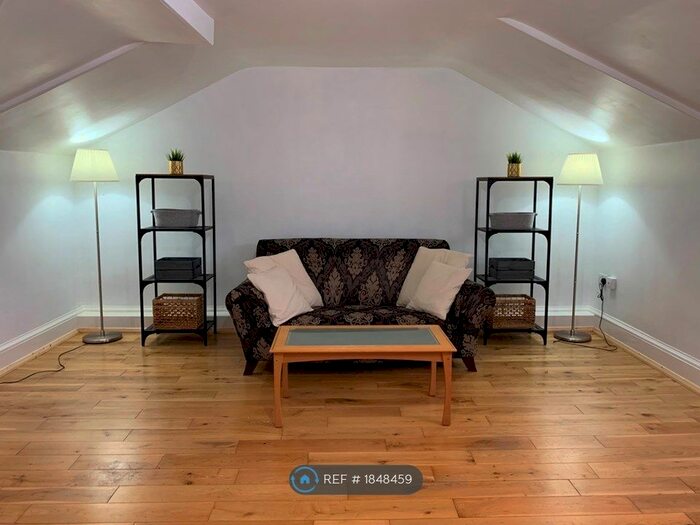 3 Bedroom Flat To Rent In High Street, London, SE20