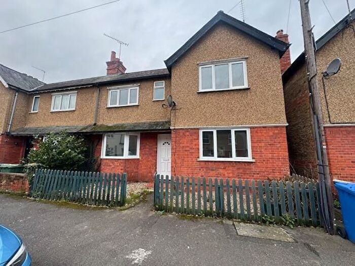 3 Bedroom Semi-Detached House To Rent In Maidenhead, Berkshire, SL6