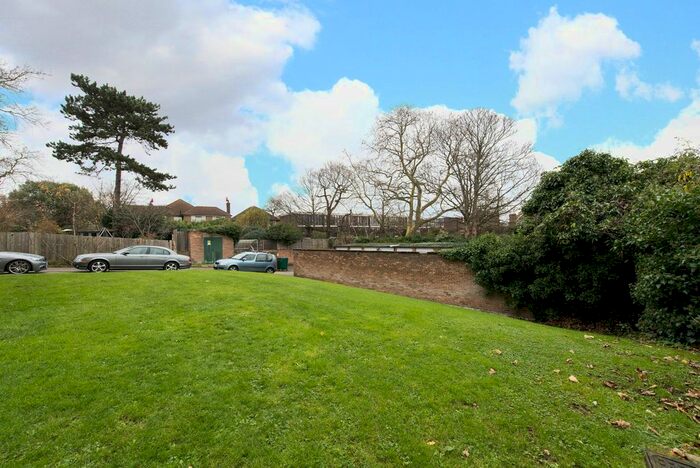 2 Bedroom Flat To Rent In The Orchard, Blackheath, (Jk), SE3