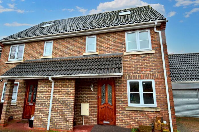3 Bedroom Semi-Detached House To Rent In Chene Mews, St Albans, AL3