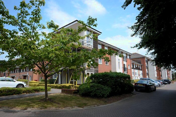2 Bedroom Flat To Rent In Meadow Way, Caversham, RG4