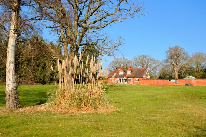 2 Bedroom Cottage To Rent In Westwood Road, Windlesham, GU20