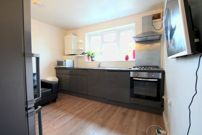 4 Bedroom Flat To Rent In Wycliffe Road, South Wimbledon, SW19
