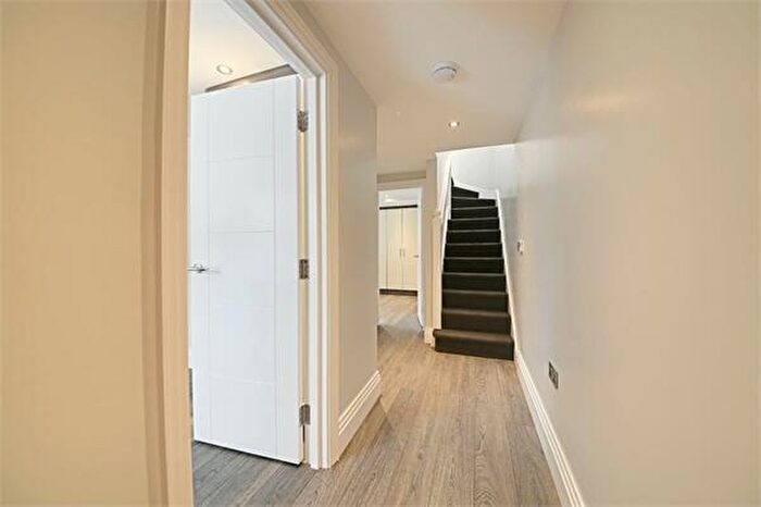 2 Bedroom End Of Terrace House To Rent In King Street, East Finchley, N2