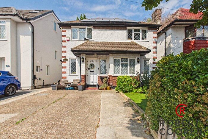 4 Bedroom Detached House For Sale In The Fairway, Ruislip, HA4