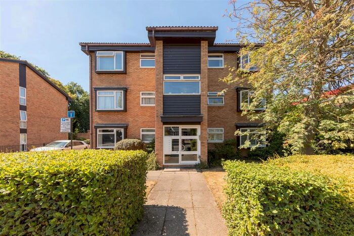 2 Bedroom Apartment To Rent In Aldersbrook Road, Aldersbrook, E12