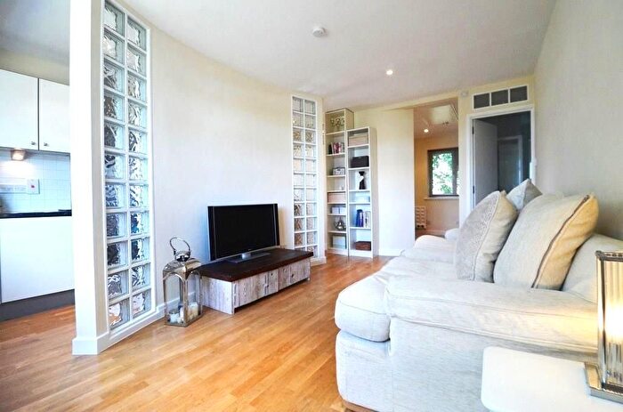 1 Bedroom Flat To Rent In Heatherden House, Iver, Buckinghamshire, SL0