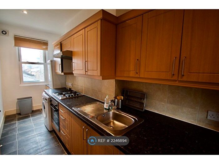 3 Bedroom Flat To Rent In Brixton Road, London, SW9