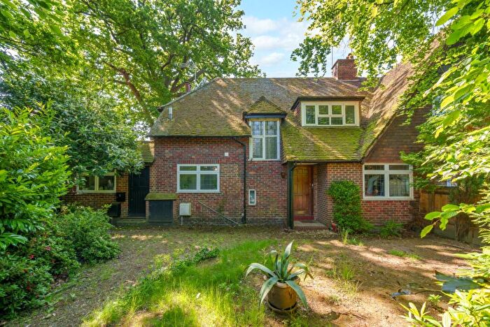 2 Bedroom Maisonette For Sale In Oakfield Glade, Weybridge, KT13