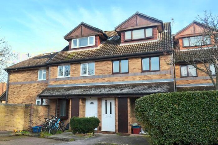 2 Bedroom Maisonette To Rent In Weavers Close, Isleworth, TW7